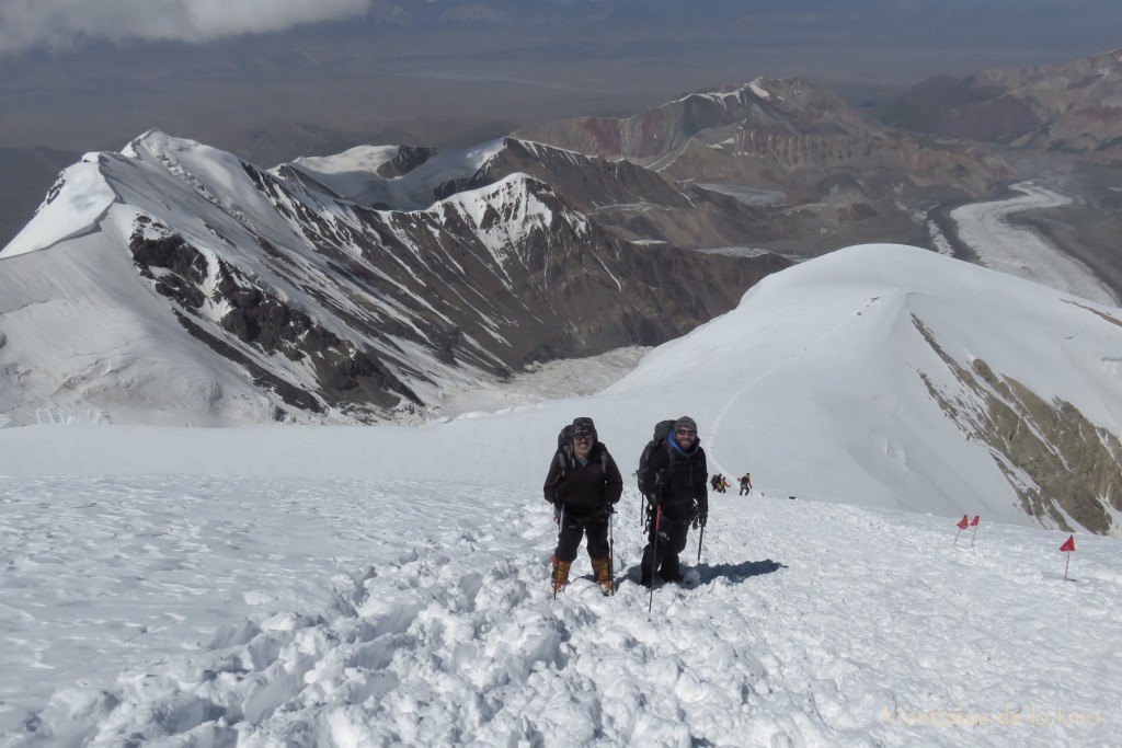 Luis y Tom en la bajada al Campo 2, abajo a la derecha el seguimiento del Glaciar Lenin por el valle